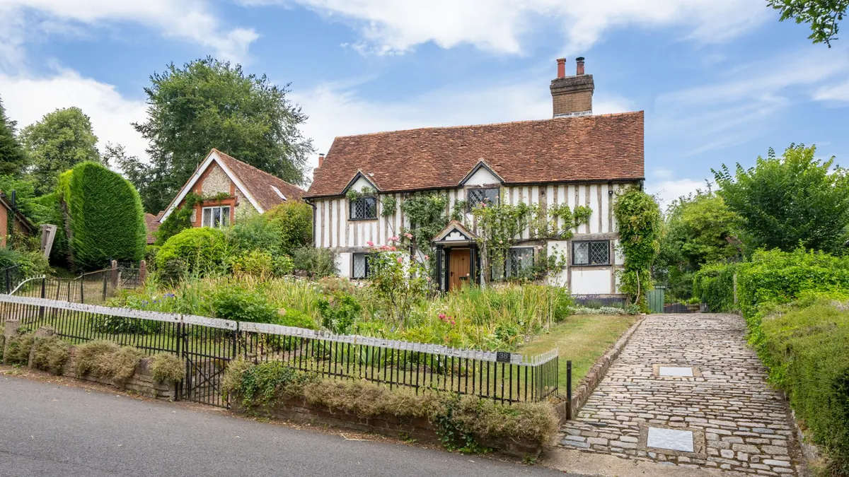 How to Plan a Low-Maintenance Cottage Garden Border for Small UK Gardens